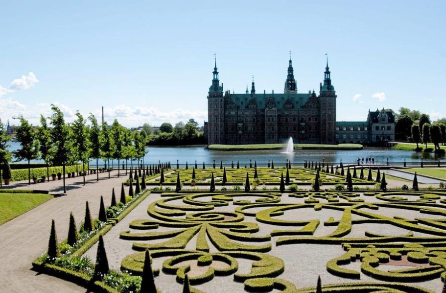 Dette billede har en tom ALT-egenskab (billedbeskrivelse). Filnavnet er frederiksborg-slotshave-1.jpg